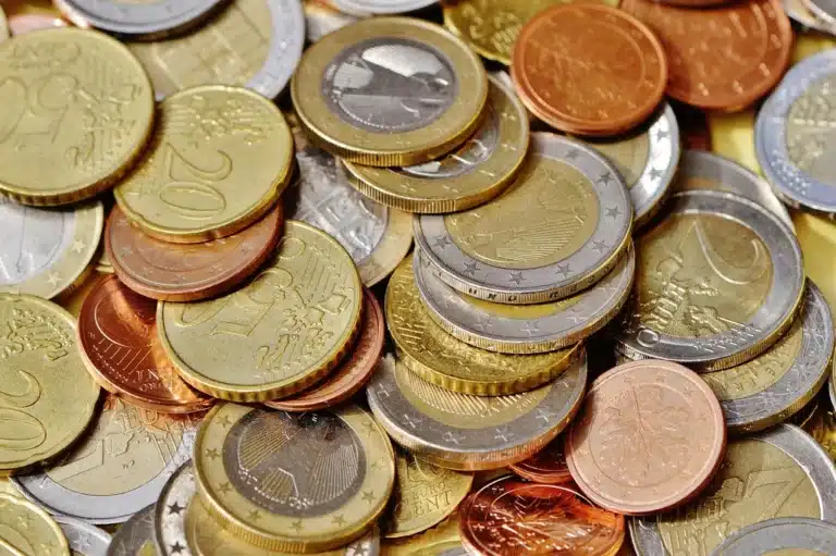 Euro-Münzen als Symbol für Rückforderungen bei Fernwärmekosten