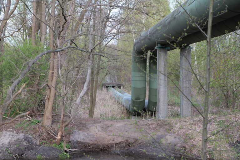 Fernwärmeleitung auf einer Baustelle – Symbolbild für Preisänderungsklauseln im geplanten Wärmenetzgesetz